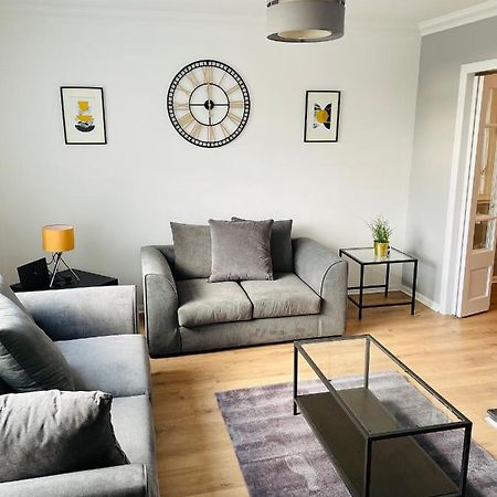 Wolverhampton Large 3 Bedrooms 5 Bed House Perfect For Short & Long Stays Contractors Business Nhs Insurance 1 Bathroom And Separate Wc Private Garden Driveway For 2 Large Vehicles Close To City Centre M6 M54 And Walsall Willenhall Cannock Property Esterno foto