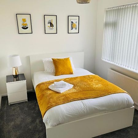 Wolverhampton Large 3 Bedrooms 5 Bed House Perfect For Short & Long Stays Contractors Business Nhs Insurance 1 Bathroom And Separate Wc Private Garden Driveway For 2 Large Vehicles Close To City Centre M6 M54 And Walsall Willenhall Cannock Property Esterno foto