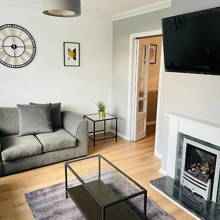 Wolverhampton Large 3 Bedrooms 5 Bed House Perfect For Short & Long Stays Contractors Business Nhs Insurance 1 Bathroom And Separate Wc Private Garden Driveway For 2 Large Vehicles Close To City Centre M6 M54 And Walsall Willenhall Cannock Property Esterno foto