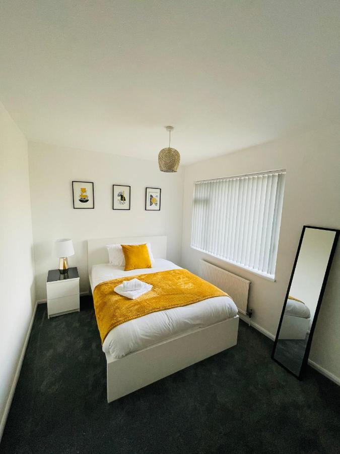 Wolverhampton Large 3 Bedrooms 5 Bed House Perfect For Short & Long Stays Contractors Business Nhs Insurance 1 Bathroom And Separate Wc Private Garden Driveway For 2 Large Vehicles Close To City Centre M6 M54 And Walsall Willenhall Cannock Property Esterno foto