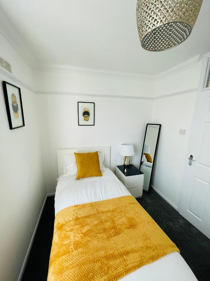 Wolverhampton Large 3 Bedrooms 5 Bed House Perfect For Short & Long Stays Contractors Business Nhs Insurance 1 Bathroom And Separate Wc Private Garden Driveway For 2 Large Vehicles Close To City Centre M6 M54 And Walsall Willenhall Cannock Property Esterno foto