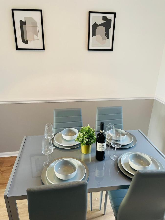 Wolverhampton Large 3 Bedrooms 5 Bed House Perfect For Short & Long Stays Contractors Business Nhs Insurance 1 Bathroom And Separate Wc Private Garden Driveway For 2 Large Vehicles Close To City Centre M6 M54 And Walsall Willenhall Cannock Property Esterno foto