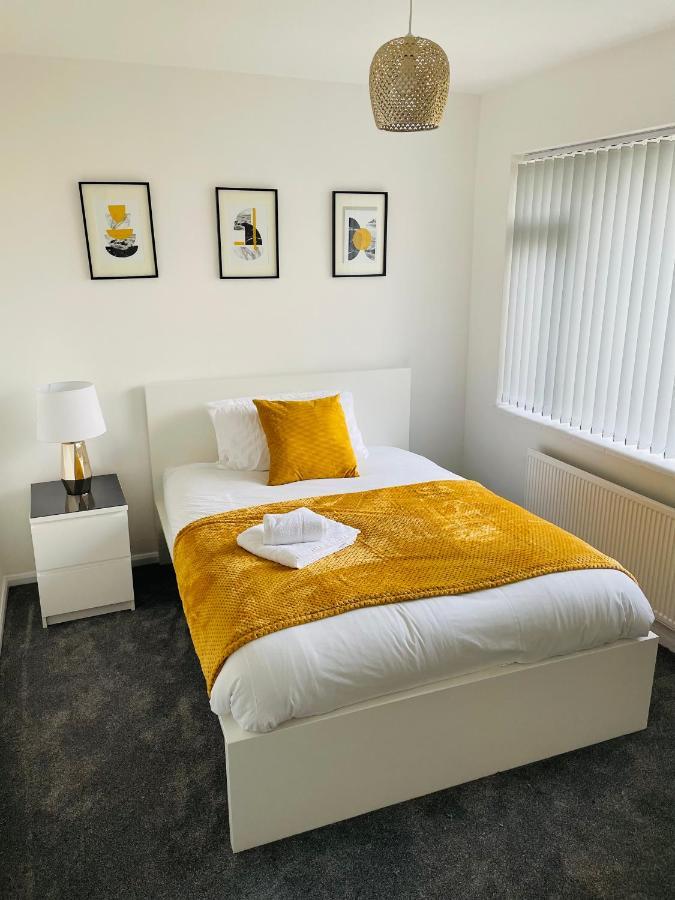 Wolverhampton Large 3 Bedrooms 5 Bed House Perfect For Short & Long Stays Contractors Business Nhs Insurance 1 Bathroom And Separate Wc Private Garden Driveway For 2 Large Vehicles Close To City Centre M6 M54 And Walsall Willenhall Cannock Property Esterno foto