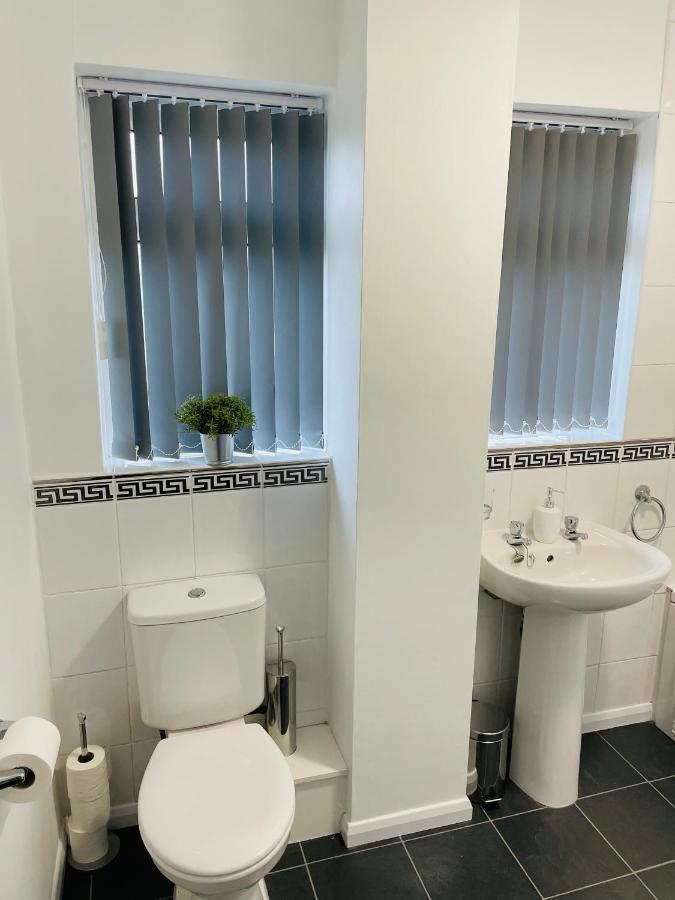Wolverhampton Large 3 Bedrooms 5 Bed House Perfect For Short & Long Stays Contractors Business Nhs Insurance 1 Bathroom And Separate Wc Private Garden Driveway For 2 Large Vehicles Close To City Centre M6 M54 And Walsall Willenhall Cannock Property Esterno foto