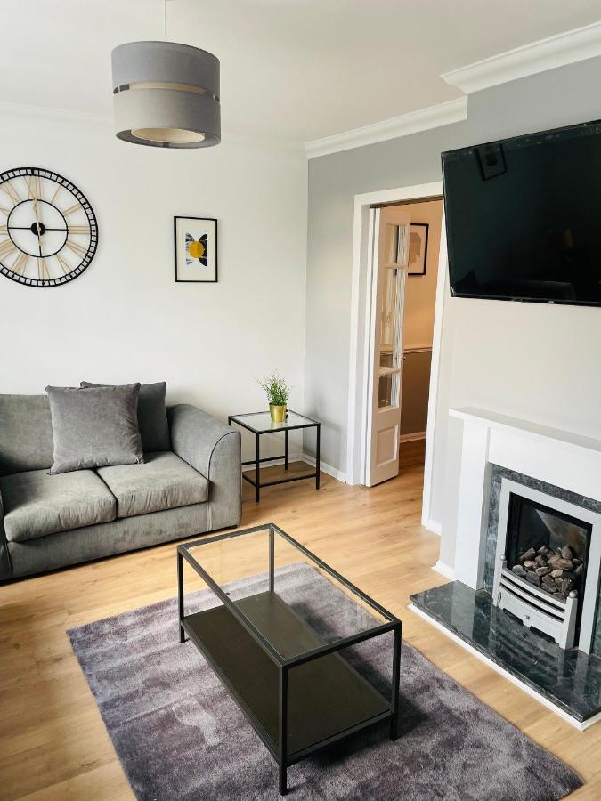 Wolverhampton Large 3 Bedrooms 5 Bed House Perfect For Short & Long Stays Contractors Business Nhs Insurance 1 Bathroom And Separate Wc Private Garden Driveway For 2 Large Vehicles Close To City Centre M6 M54 And Walsall Willenhall Cannock Property Esterno foto