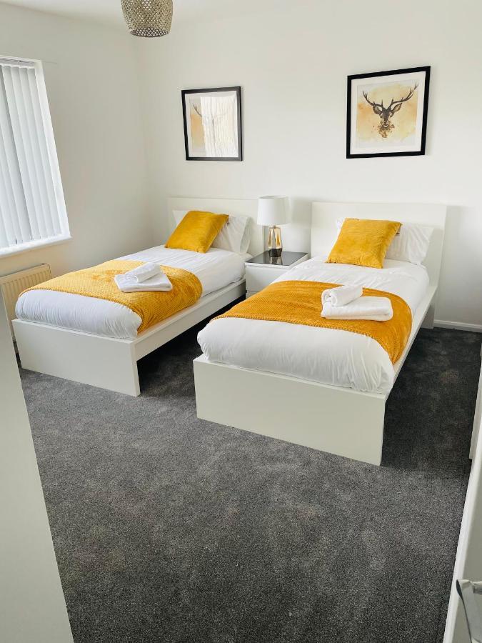 Wolverhampton Large 3 Bedrooms 5 Bed House Perfect For Short & Long Stays Contractors Business Nhs Insurance 1 Bathroom And Separate Wc Private Garden Driveway For 2 Large Vehicles Close To City Centre M6 M54 And Walsall Willenhall Cannock Property Esterno foto