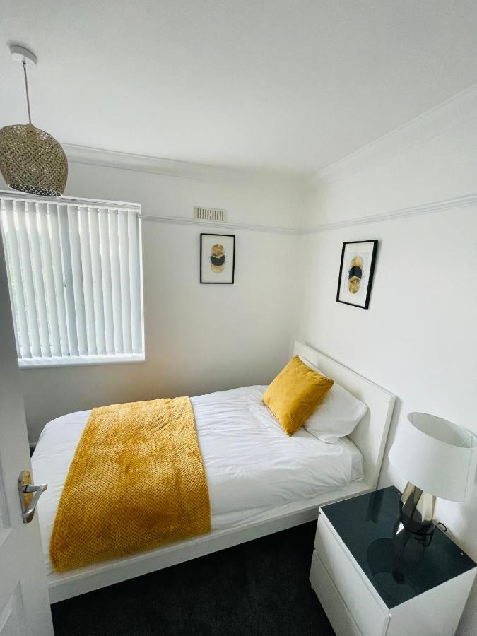 Wolverhampton Large 3 Bedrooms 5 Bed House Perfect For Short & Long Stays Contractors Business Nhs Insurance 1 Bathroom And Separate Wc Private Garden Driveway For 2 Large Vehicles Close To City Centre M6 M54 And Walsall Willenhall Cannock Property Esterno foto