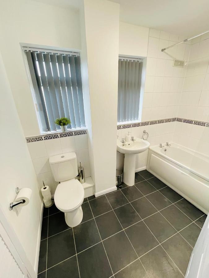 Wolverhampton Large 3 Bedrooms 5 Bed House Perfect For Short & Long Stays Contractors Business Nhs Insurance 1 Bathroom And Separate Wc Private Garden Driveway For 2 Large Vehicles Close To City Centre M6 M54 And Walsall Willenhall Cannock Property Esterno foto