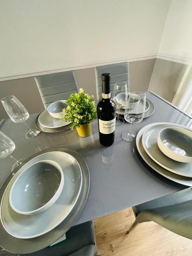 Wolverhampton Large 3 Bedrooms 5 Bed House Perfect For Short & Long Stays Contractors Business Nhs Insurance 1 Bathroom And Separate Wc Private Garden Driveway For 2 Large Vehicles Close To City Centre M6 M54 And Walsall Willenhall Cannock Property Esterno foto