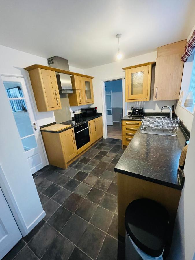Wolverhampton Large 3 Bedrooms 5 Bed House Perfect For Short & Long Stays Contractors Business Nhs Insurance 1 Bathroom And Separate Wc Private Garden Driveway For 2 Large Vehicles Close To City Centre M6 M54 And Walsall Willenhall Cannock Property Esterno foto