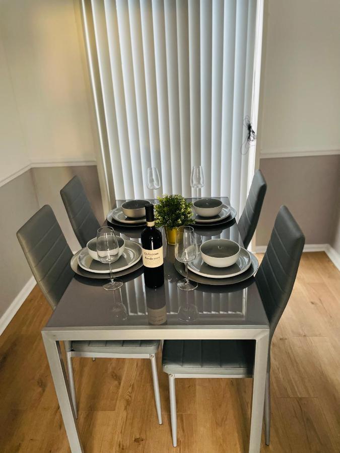 Wolverhampton Large 3 Bedrooms 5 Bed House Perfect For Short & Long Stays Contractors Business Nhs Insurance 1 Bathroom And Separate Wc Private Garden Driveway For 2 Large Vehicles Close To City Centre M6 M54 And Walsall Willenhall Cannock Property Esterno foto