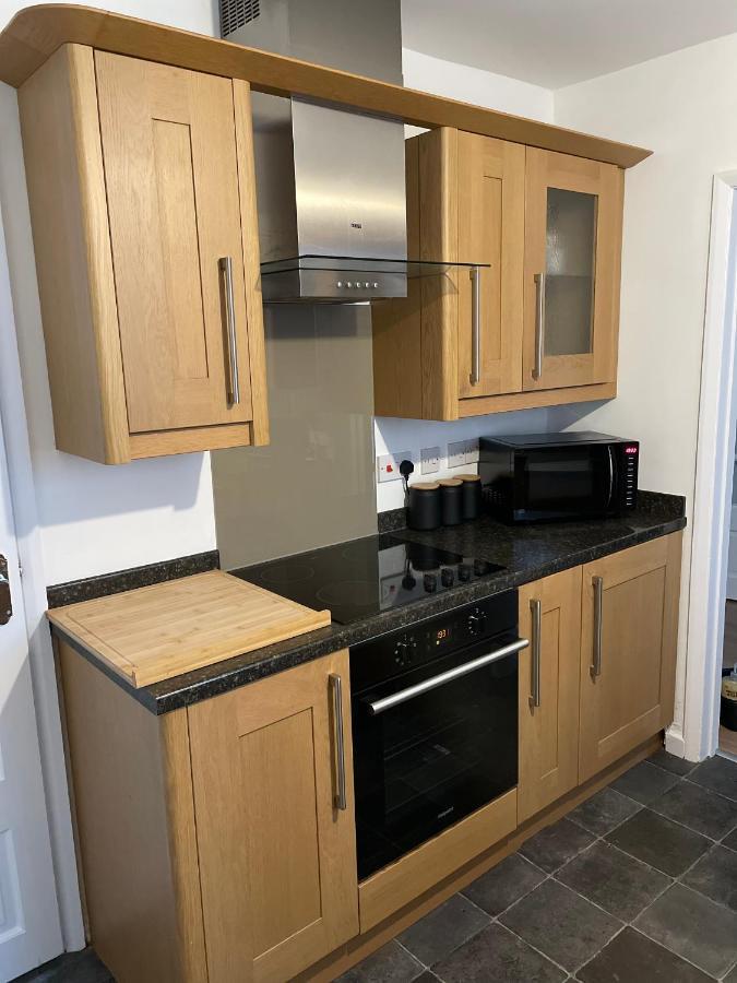 Wolverhampton Large 3 Bedrooms 5 Bed House Perfect For Short & Long Stays Contractors Business Nhs Insurance 1 Bathroom And Separate Wc Private Garden Driveway For 2 Large Vehicles Close To City Centre M6 M54 And Walsall Willenhall Cannock Property Esterno foto